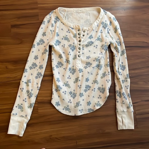 Free people long sleeve knit shirt with blue flowers - Picture 1 of 2